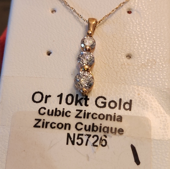 NEW 10K SOLID YG BRILLIANT-CUT 3-STONE CUBIC ZIRCONIA NECKLACE - Picture 2 of 2
